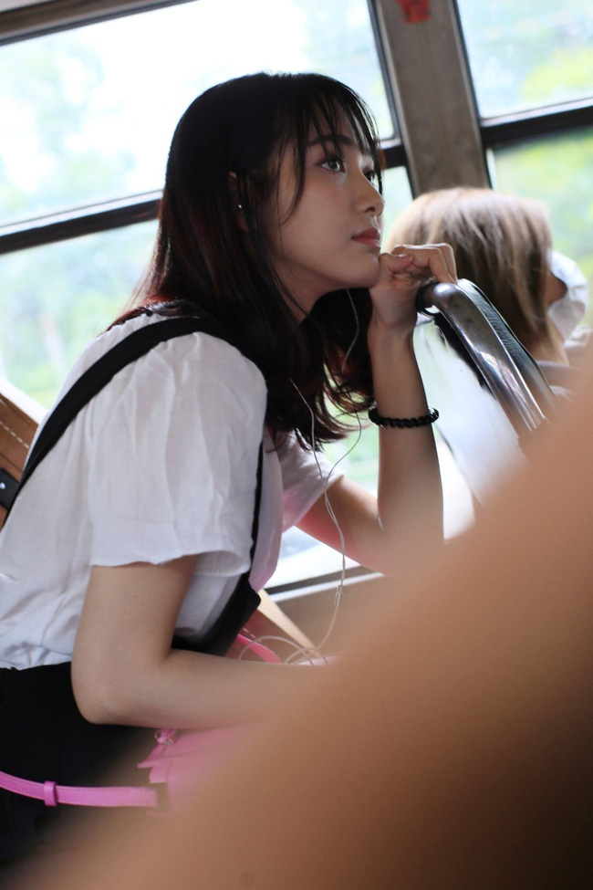 Hình ảnh Jang Mi cô gái đẹp nổi tiếng trên xe bus Hình